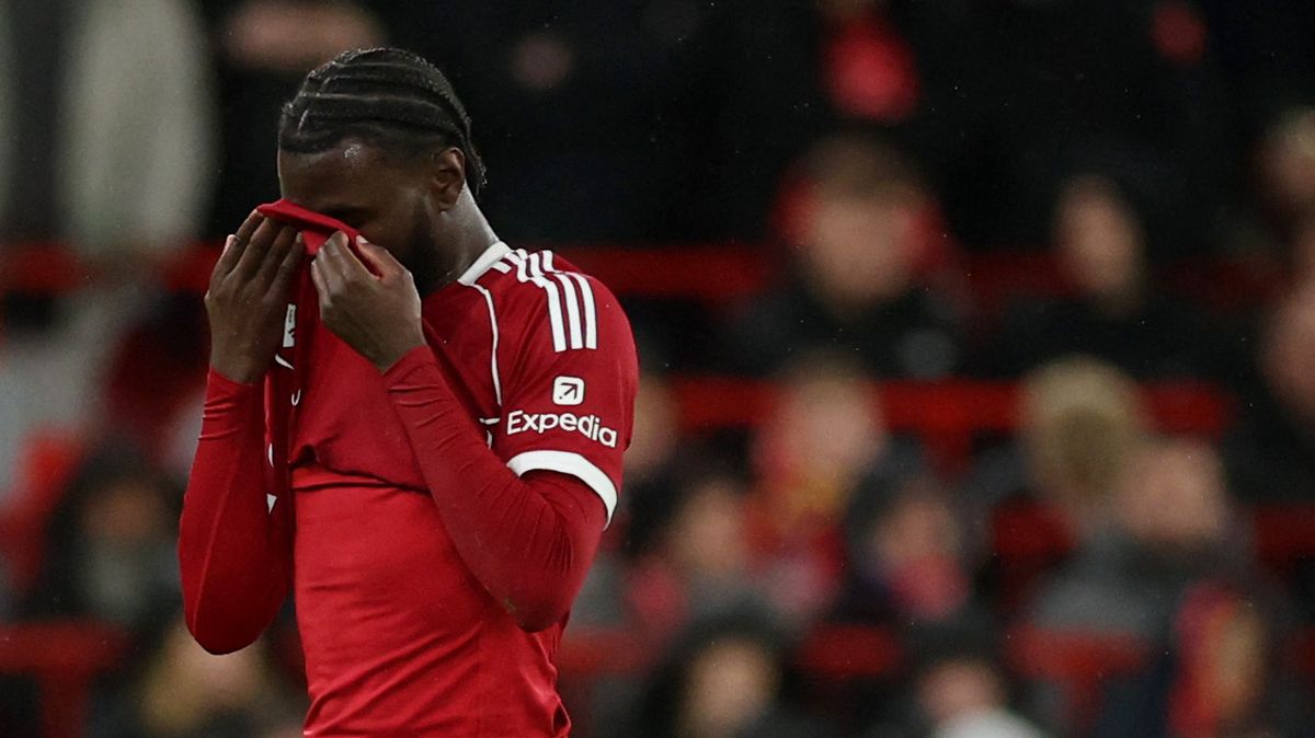 Dva zápasy, šestnáct minut a dvě červené. Noční můra mladíka Liverpoolu pokračuje